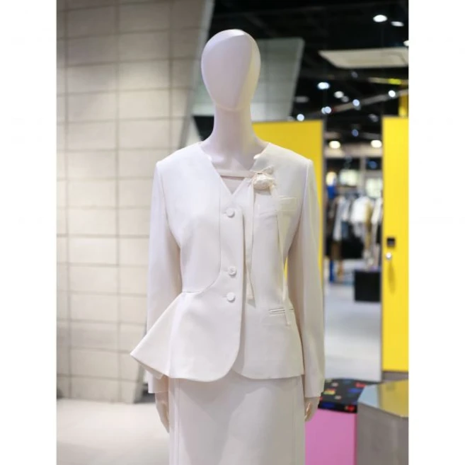 [럭키슈에뜨] LFJAM24810IVX 핏앤플레어 V넥 노카라 자켓