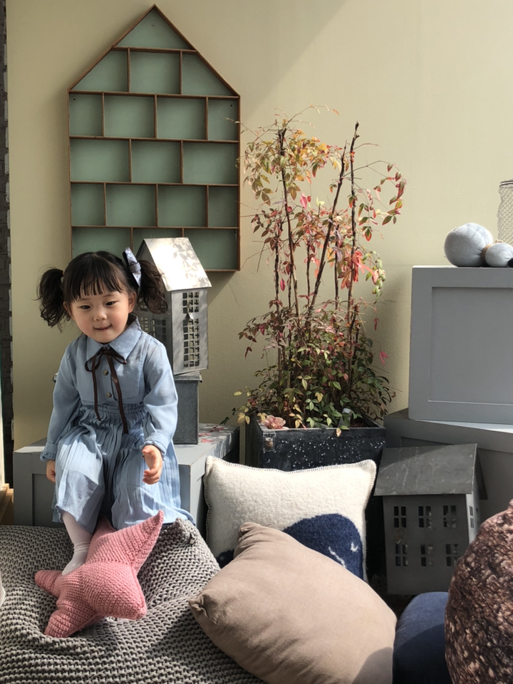 크리스탈하우스 연블루 긴소매 주름 원피스