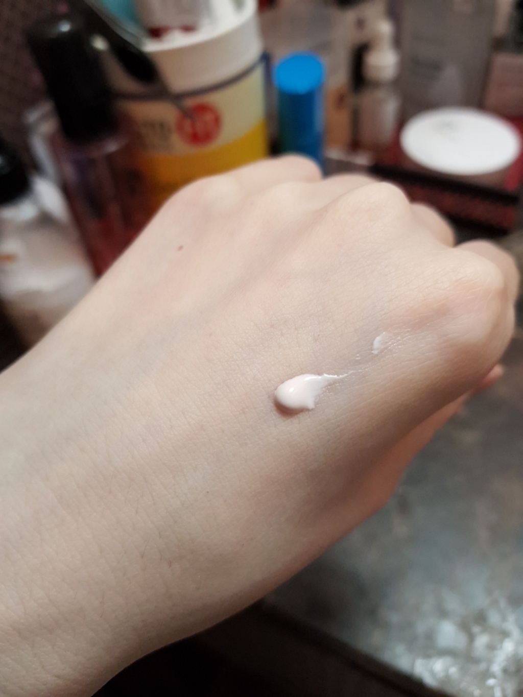 아모레 어웨어 스킨 브리딩 톤업 선크림 SPF50 PA 리뷰후기