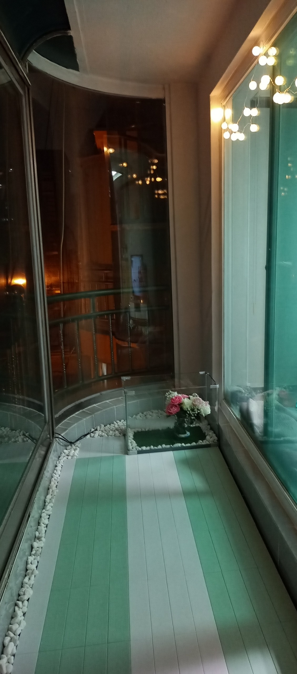촘촘한 데크타일 조립마루 헤링본 시공 베란다 옥상 테라스꾸미기 나무 바닥