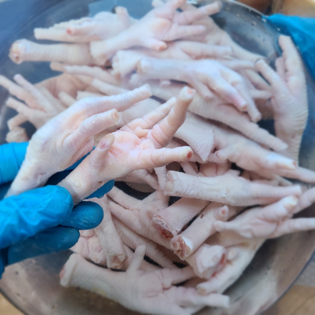 충청식품 통뼈닭발X 하림닭발 선별작업한 하림 닭발 국내산