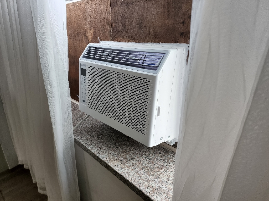 일렉코디 창문형 에어컨 화이트 1500W EWA-50E