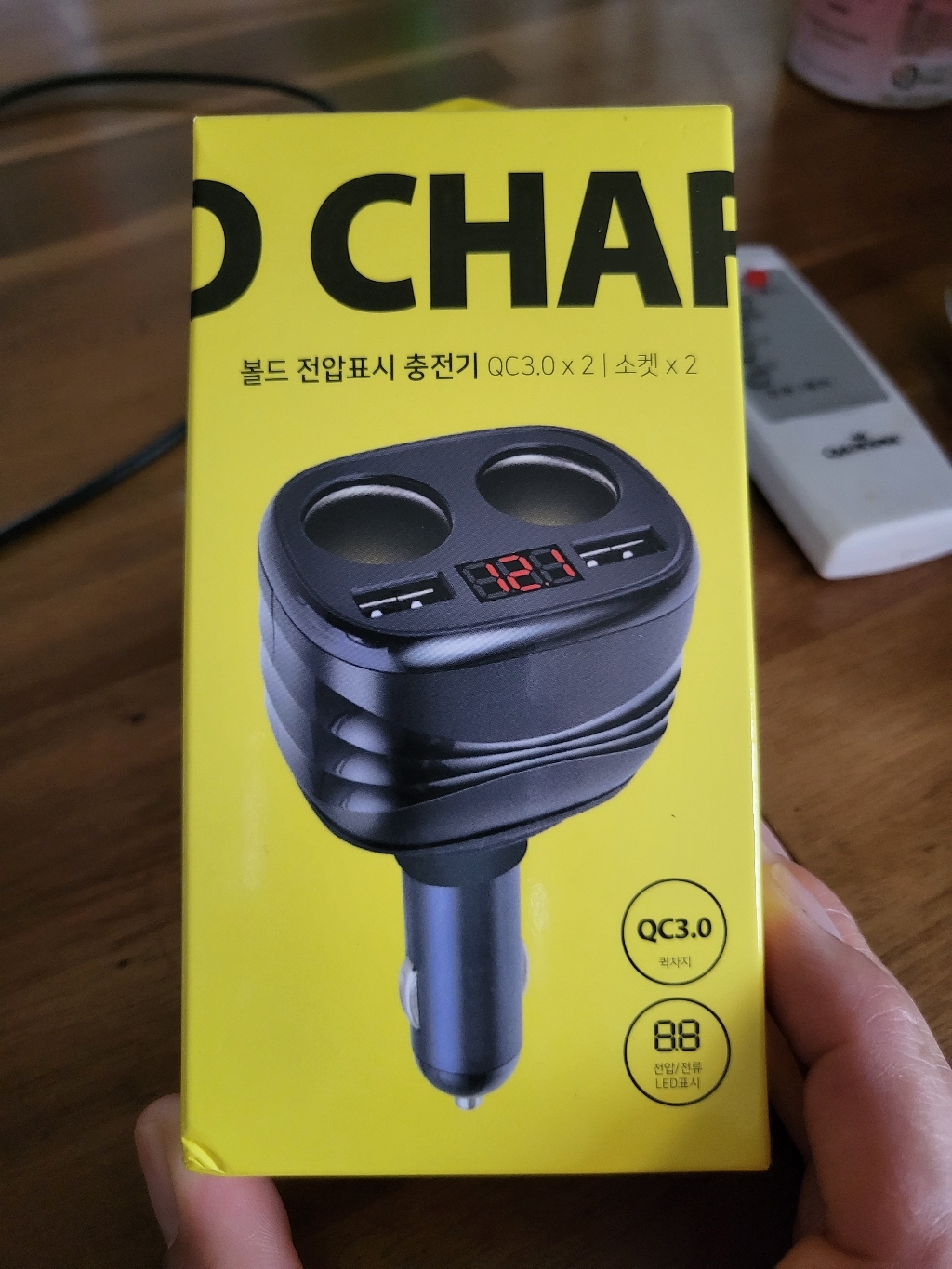 코시 볼트 QC30 2포트 전압표시 차량용 충전기 2구