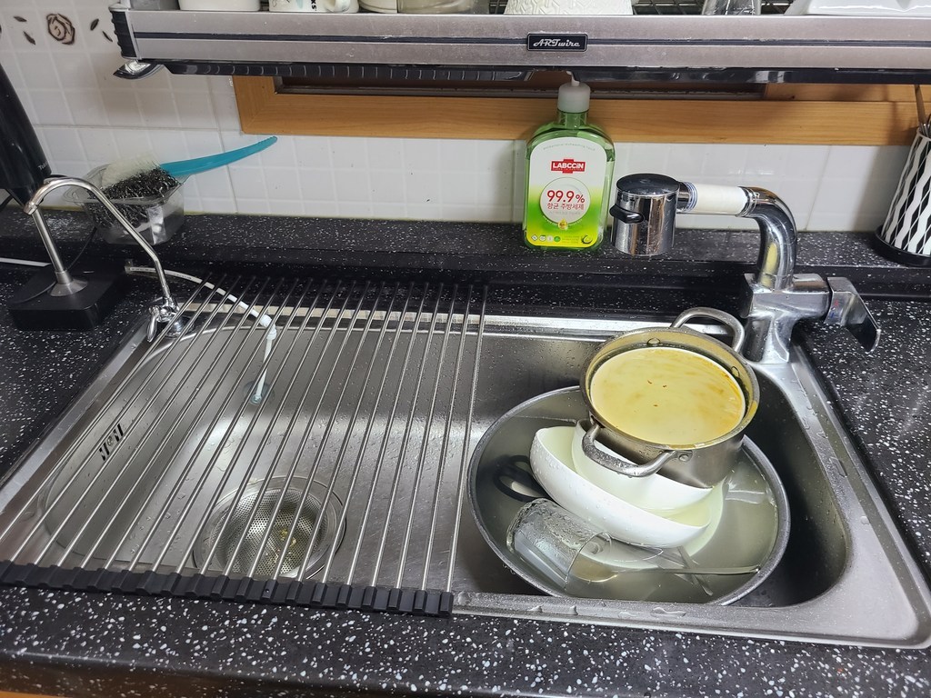 [생활양식] 돌돌 접이식 실리콘  건조매트 싱크대매트 물빠짐트레이