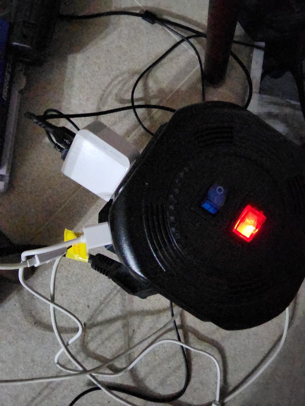KUTUAI 타워 멀티 전원 스트립 수직 EU 플러그 5 USB 과부하 보기 스위치가있는 12 웨이 콘센트 소켓 여러 수직 전원 스트립