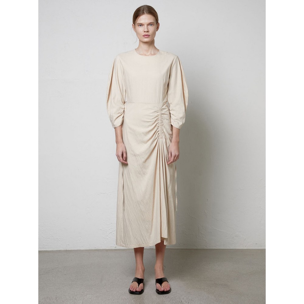 우아한 실루엣을 자랑하는 베이지 원피스