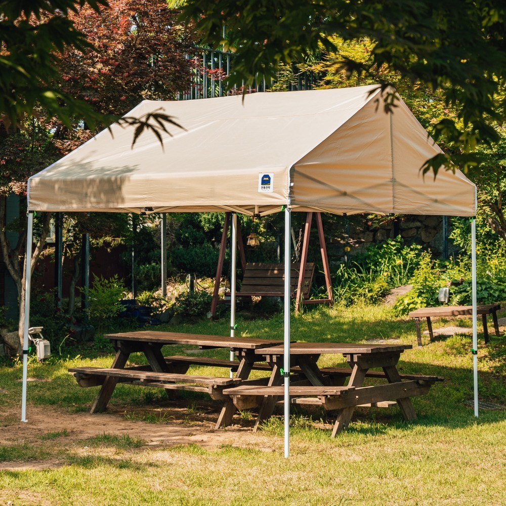 몽골의 태양 아래에서, 그늘진 안식처: 천둥천막 지붕형 캐노피