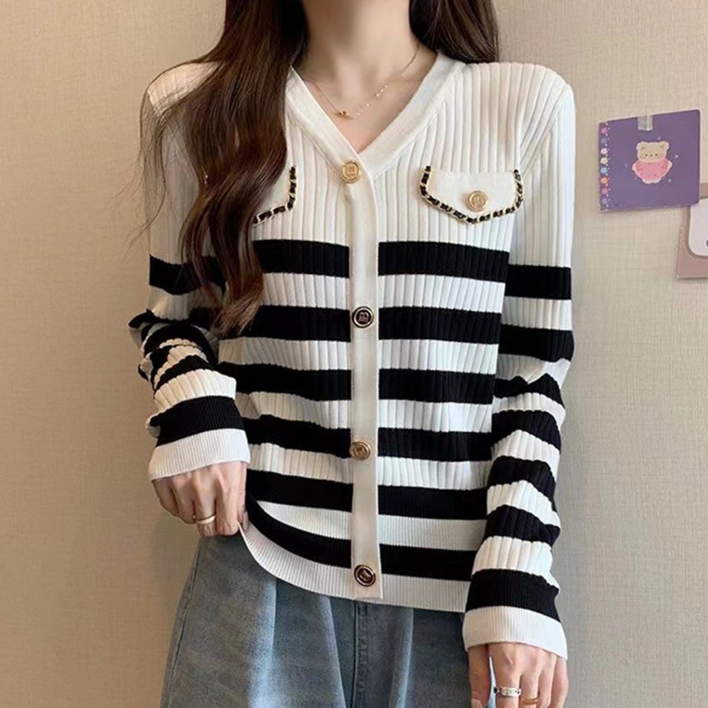 따뜻함과 스타일을 모두 잡는 주디앤 스트라이프 니트