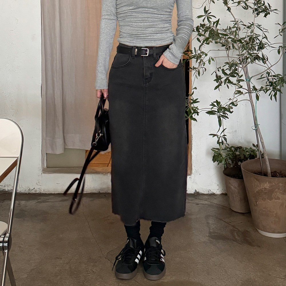 따뜻함과 스타일을 모두 갖춘 잇진 융털기모 데님 롱스커트