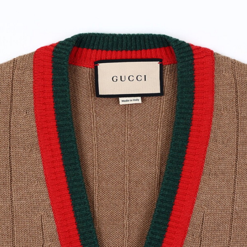 시간을 초월하는 우아함과 스타일의 정수, ****** 스트라이프 카멜 가디건