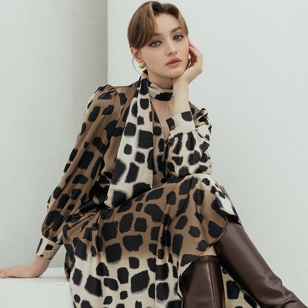 흑표범의 우아함을 담은 레오파드 랩 롱원피스로 가을 스타일을 완성하세요.