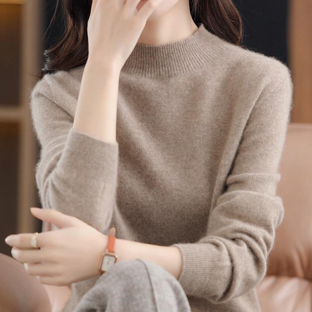 품격과 실용성을 모두 갖춘 원앤온리 여성 반목폴라 니트