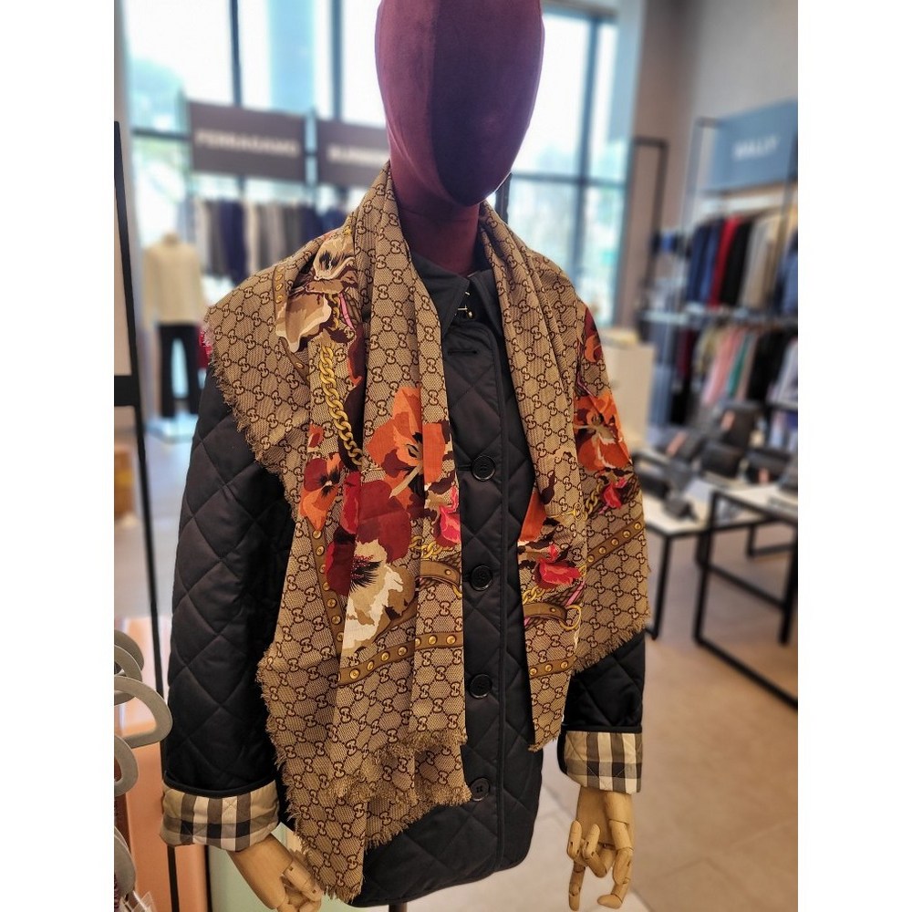 ****** GG 플라워 울 숄 스카프로 완성하는 찬란한 스타일