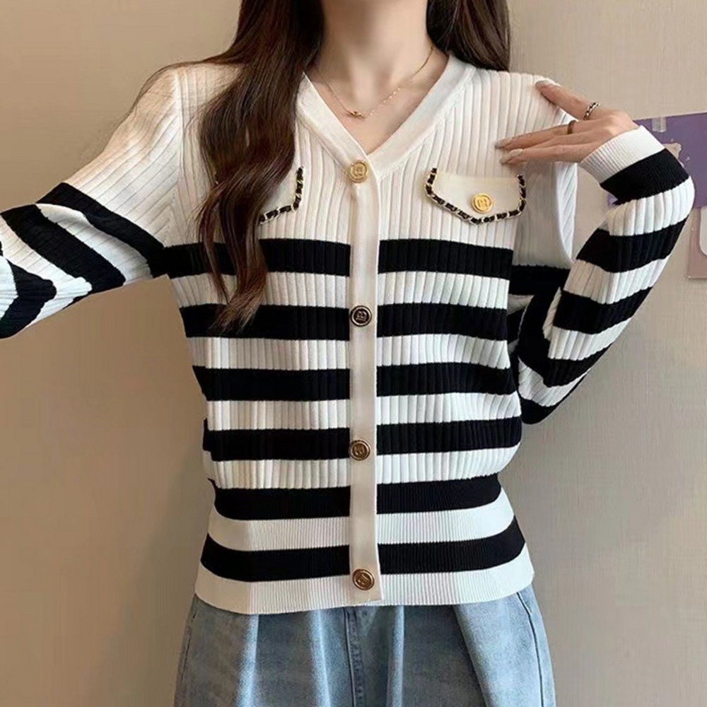 따뜻함과 스타일을 모두 잡는 주디앤 스트라이프 니트