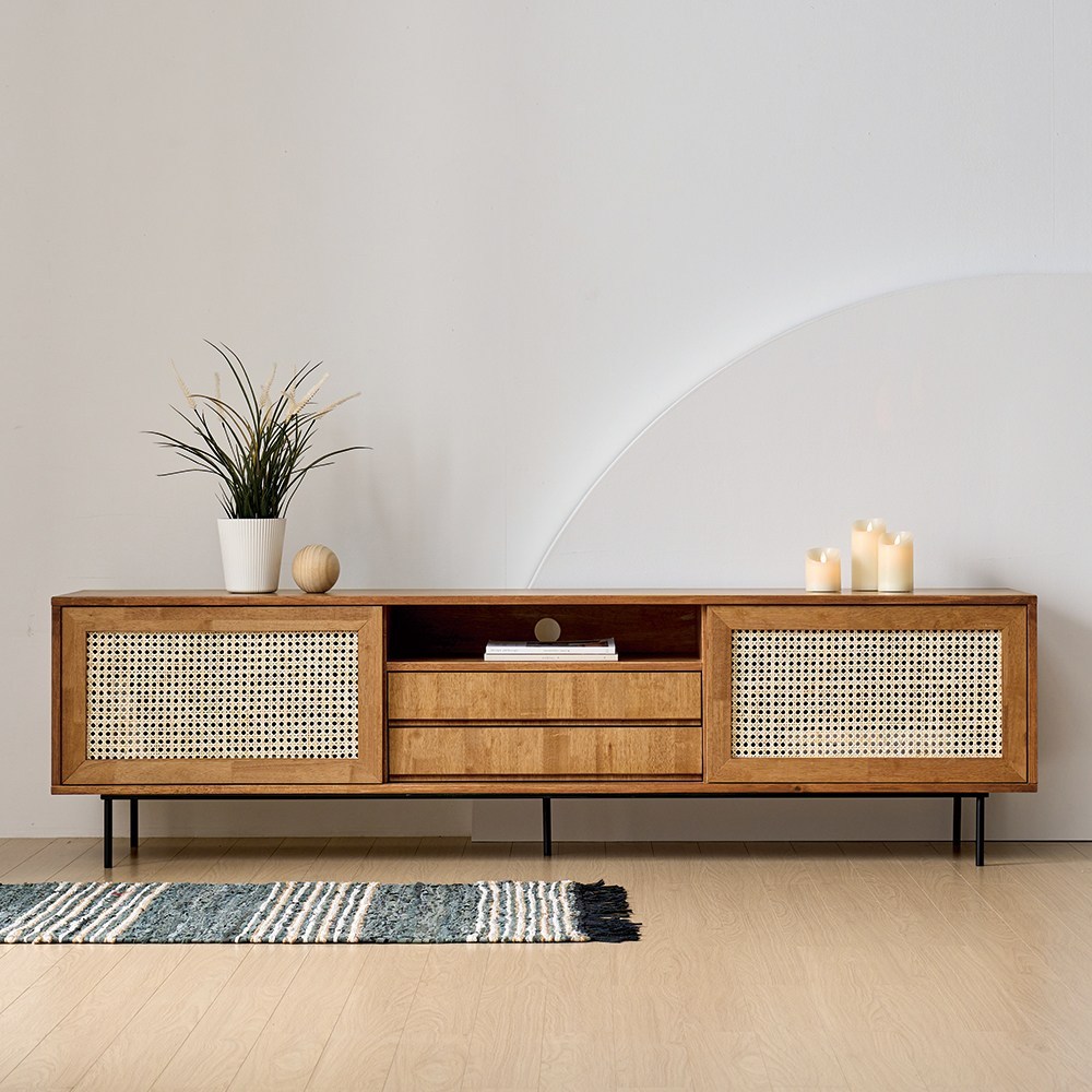 라탄의 매력과 자연의 아름다움이 드리우는 완벽한 거실장