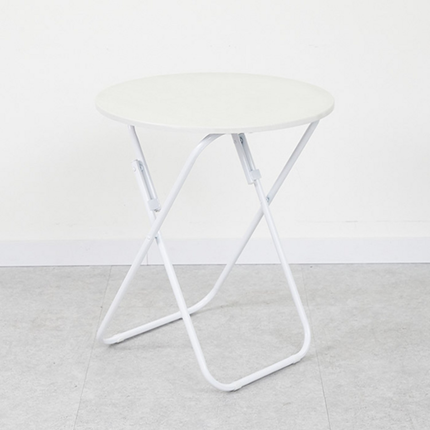 공간을 효율적으로 활용할 수 있는 접이식 라운드 테이블