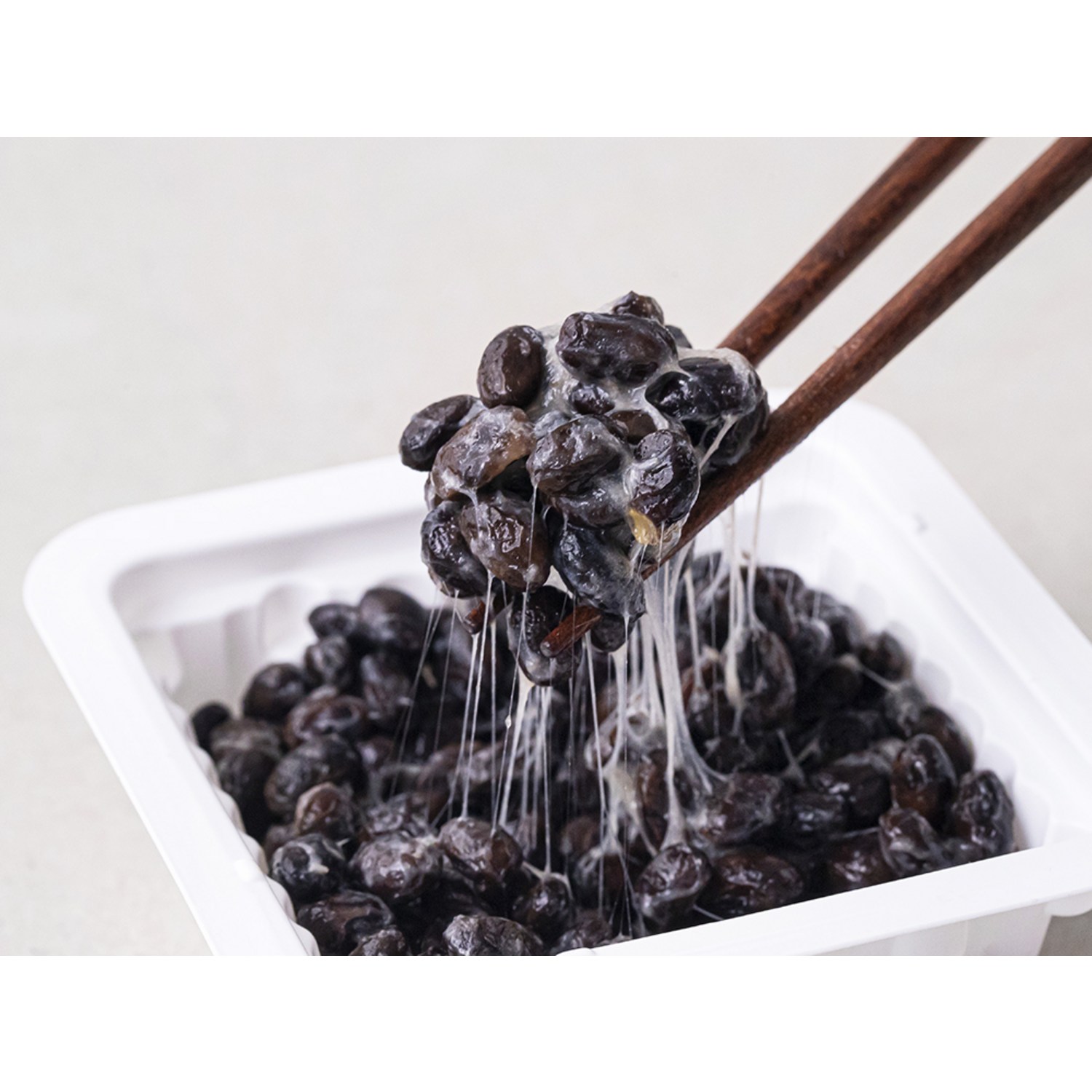 구수한 검은콩 나또에 알싸한 흑마늘 간장소스가 어우러진 맛있는 제품