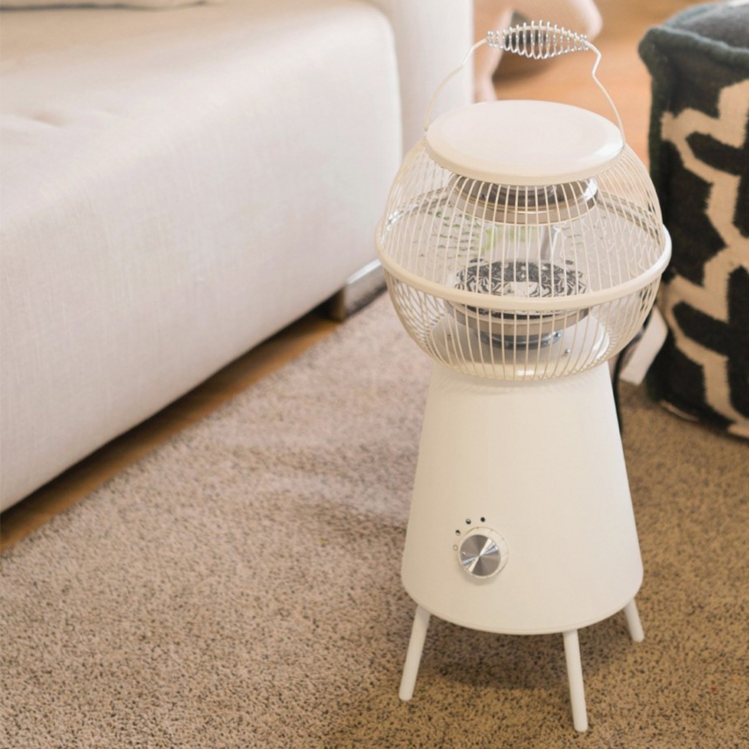 GEEK UFO 미니 히터로 당신의 공간에 따뜻함을 더하세요.