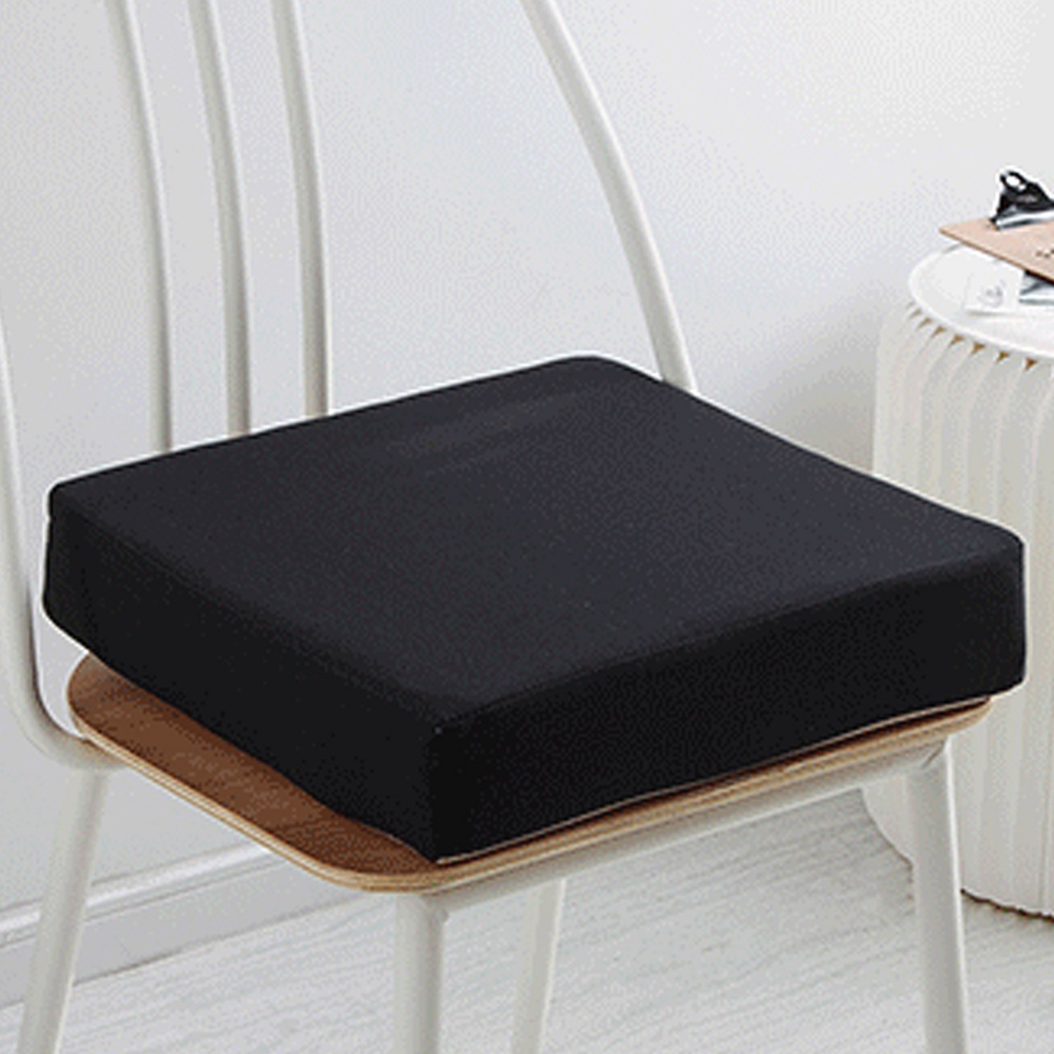 두꺼운 학생과 직장인의 등을 편안하게 해주는 지원자: 한중무역지원센터 의자 방석