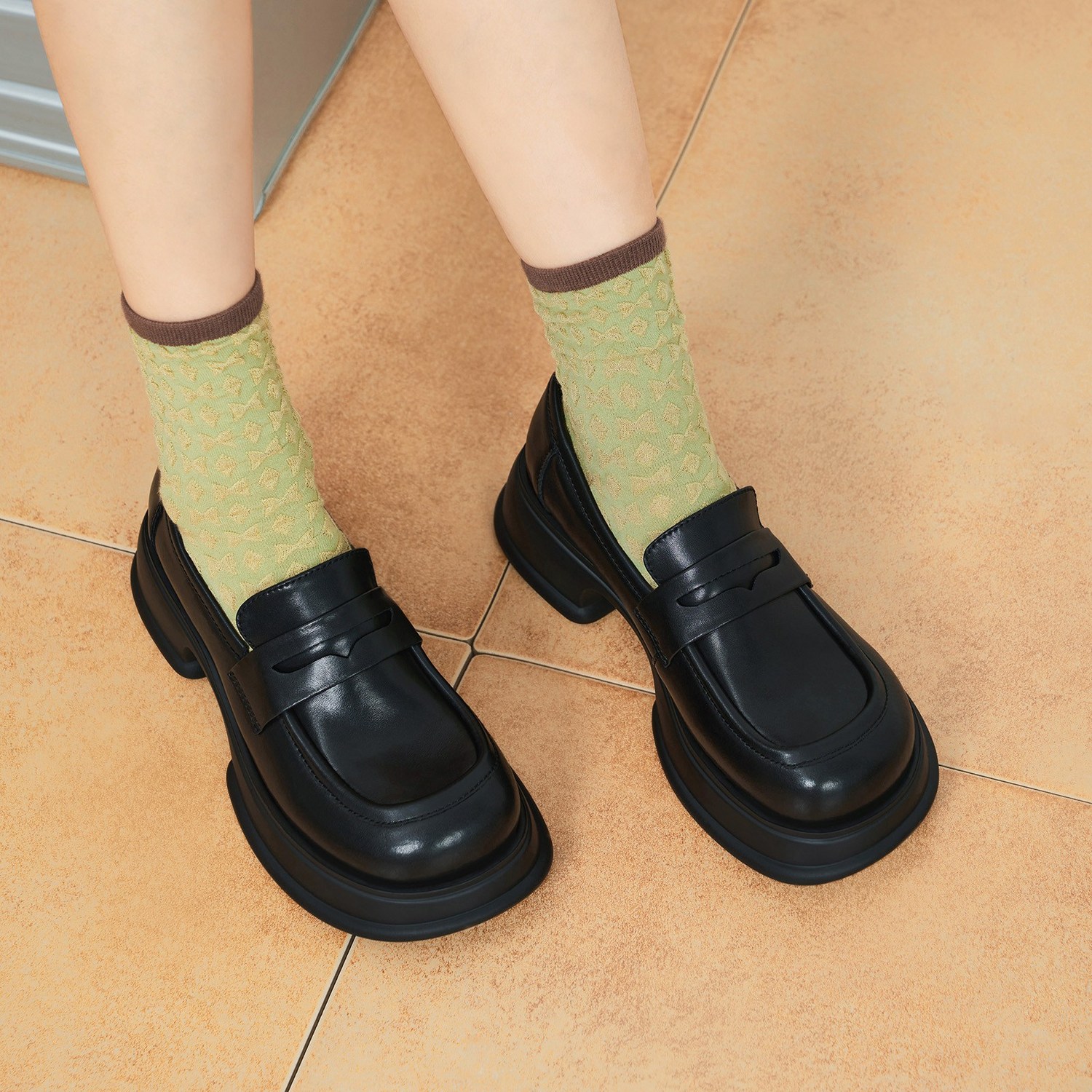 세련된 스타일과 편안함을 동시에, 여성용 클래식 통굽 페니 로퍼!