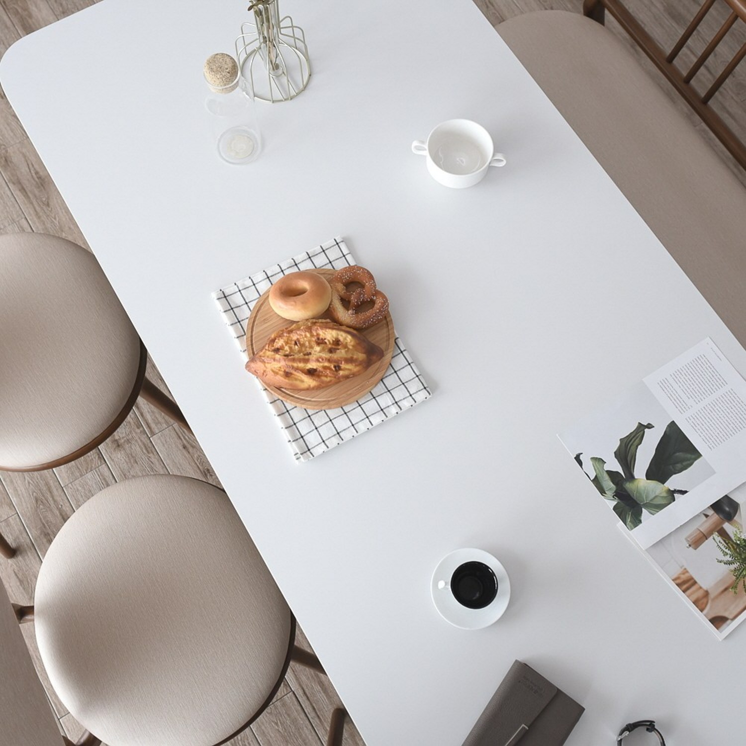 스타일과 기능성의 완벽한 조화: 줄리아 세라믹 식탁세트로 즐거운 식사 시간을!