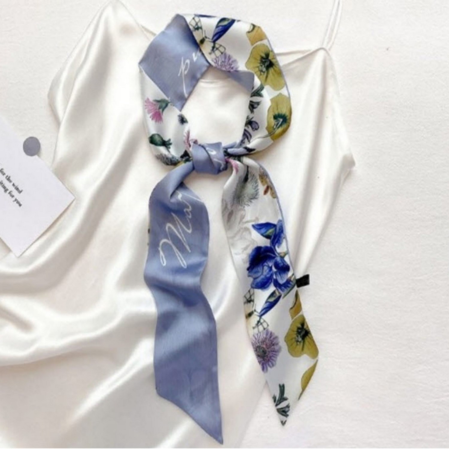 봄날의 설렘을 담은 클라사 쁘띠 실크 스카프 트윌리 1+1