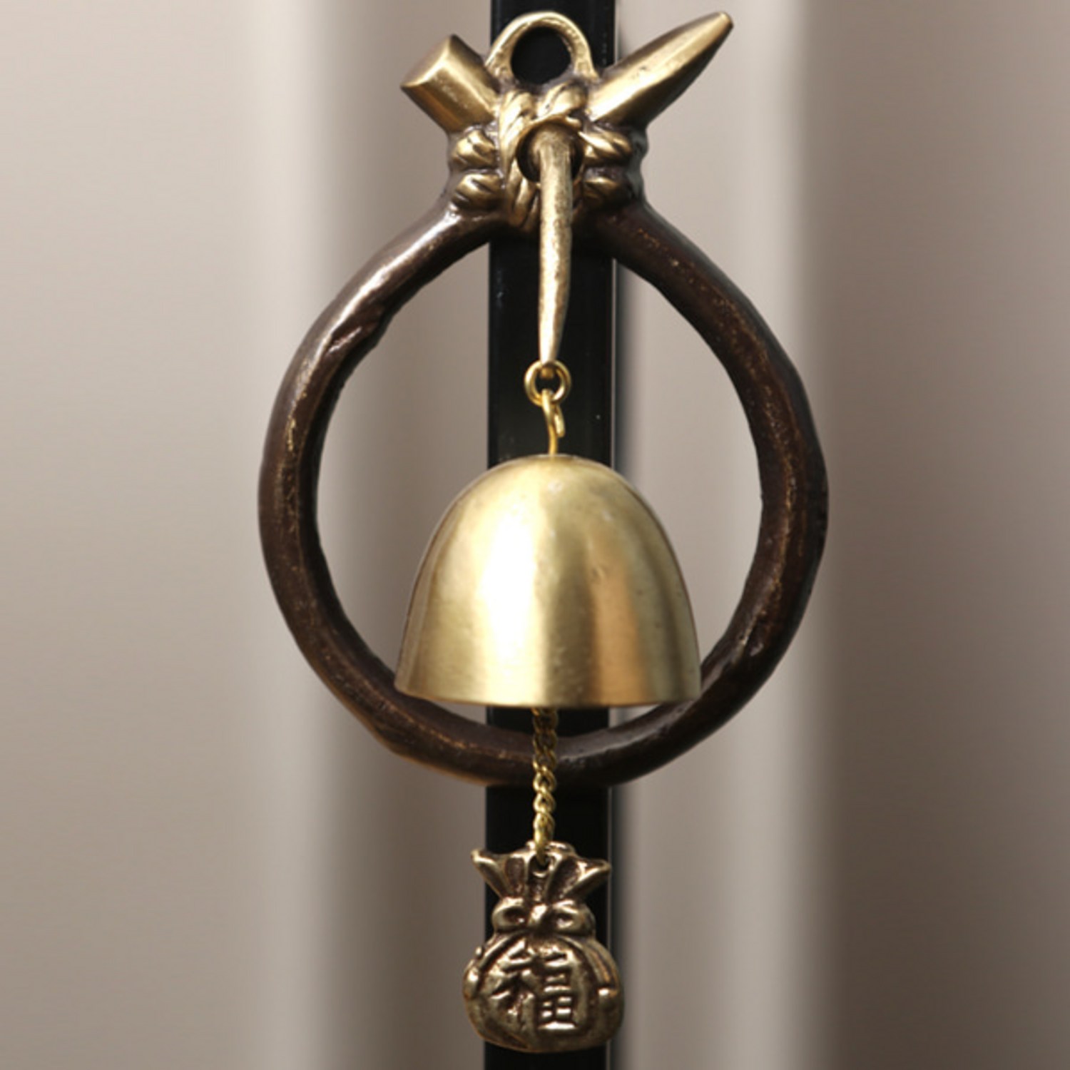 고풍스러움이 깃든 현관의 수호자: 쿠칭아일랜드 오복 삼재막이