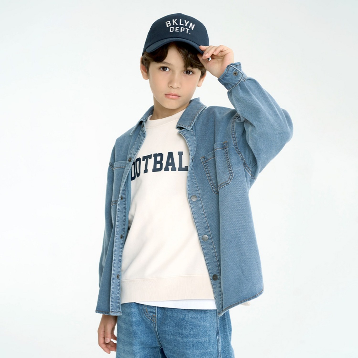 부드러운 오버핏 데님 셔츠로 우리 아이 스타일 UP!