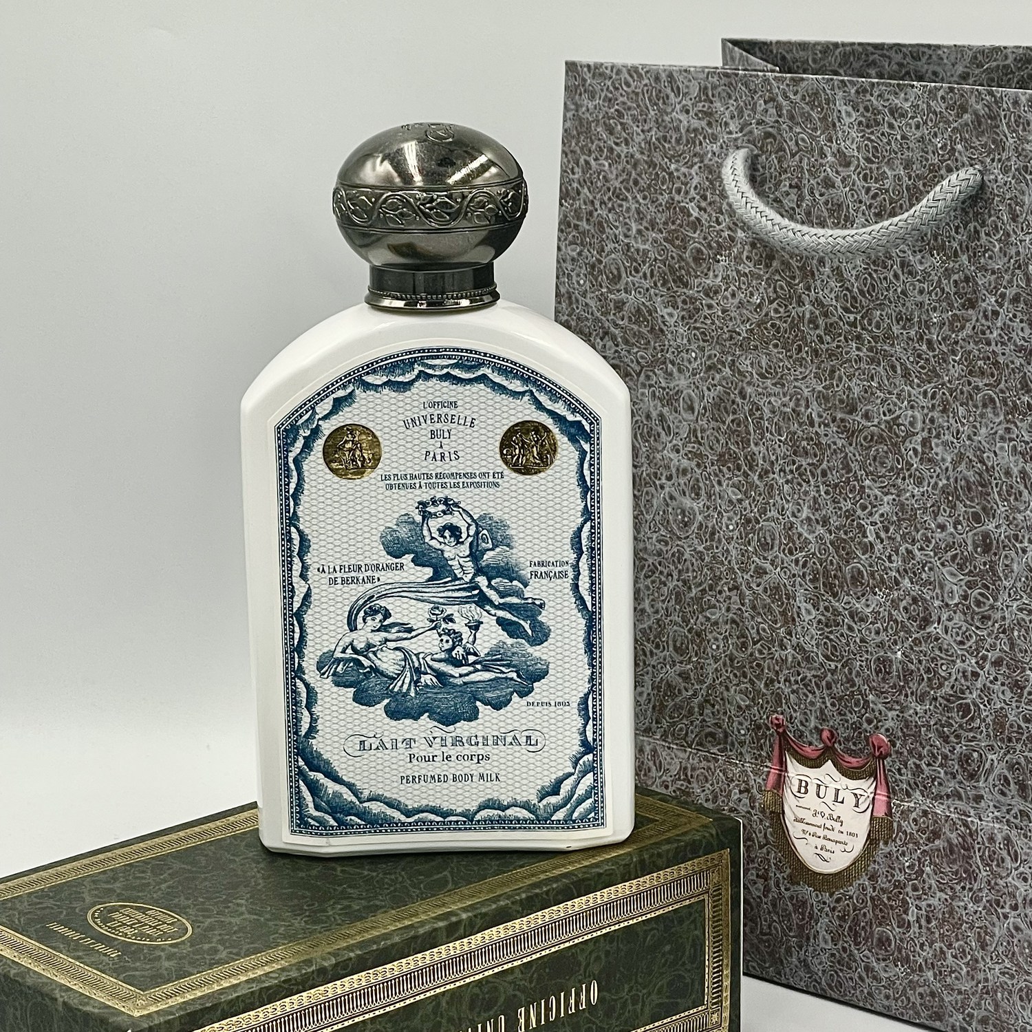 고보습과 매혹적인 향으로 모든 피부 타입에 영양을 공급하는 불리 바디로션