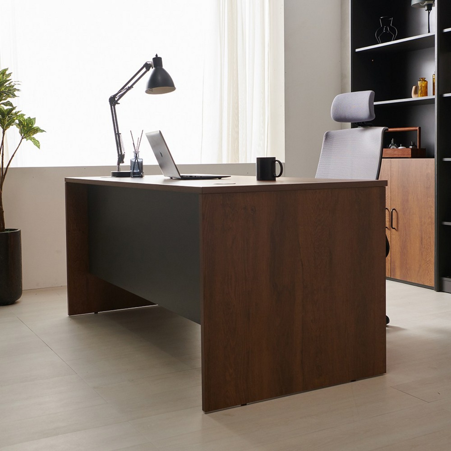 라이즈 사무실책상: 편안함, 효율성, 품격을 갖춘 중역을 위한 사무용 책상