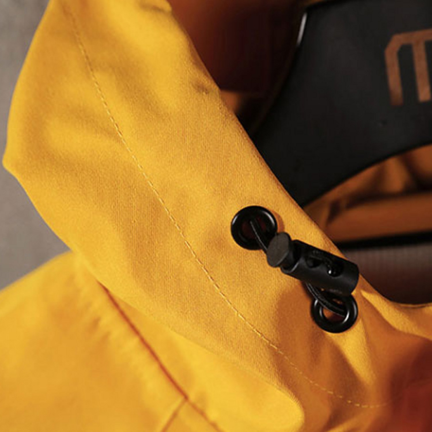 스타일과 실용성을 모두 갖춘 위즈아이 WI103J 바람막이 후드점퍼