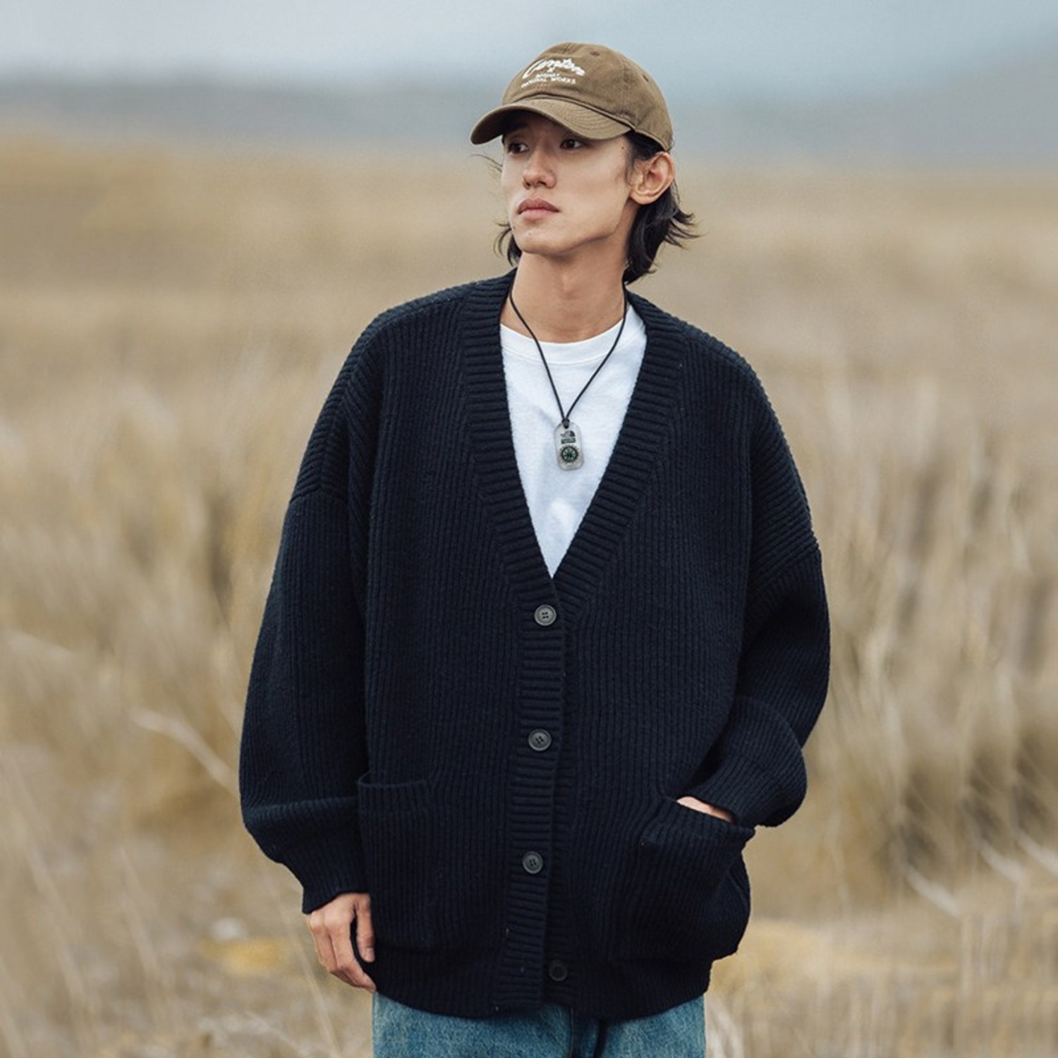 포근함과 스타일을 모두 잡는 남자 니트 가디건, 지금 바로 만나보세요!