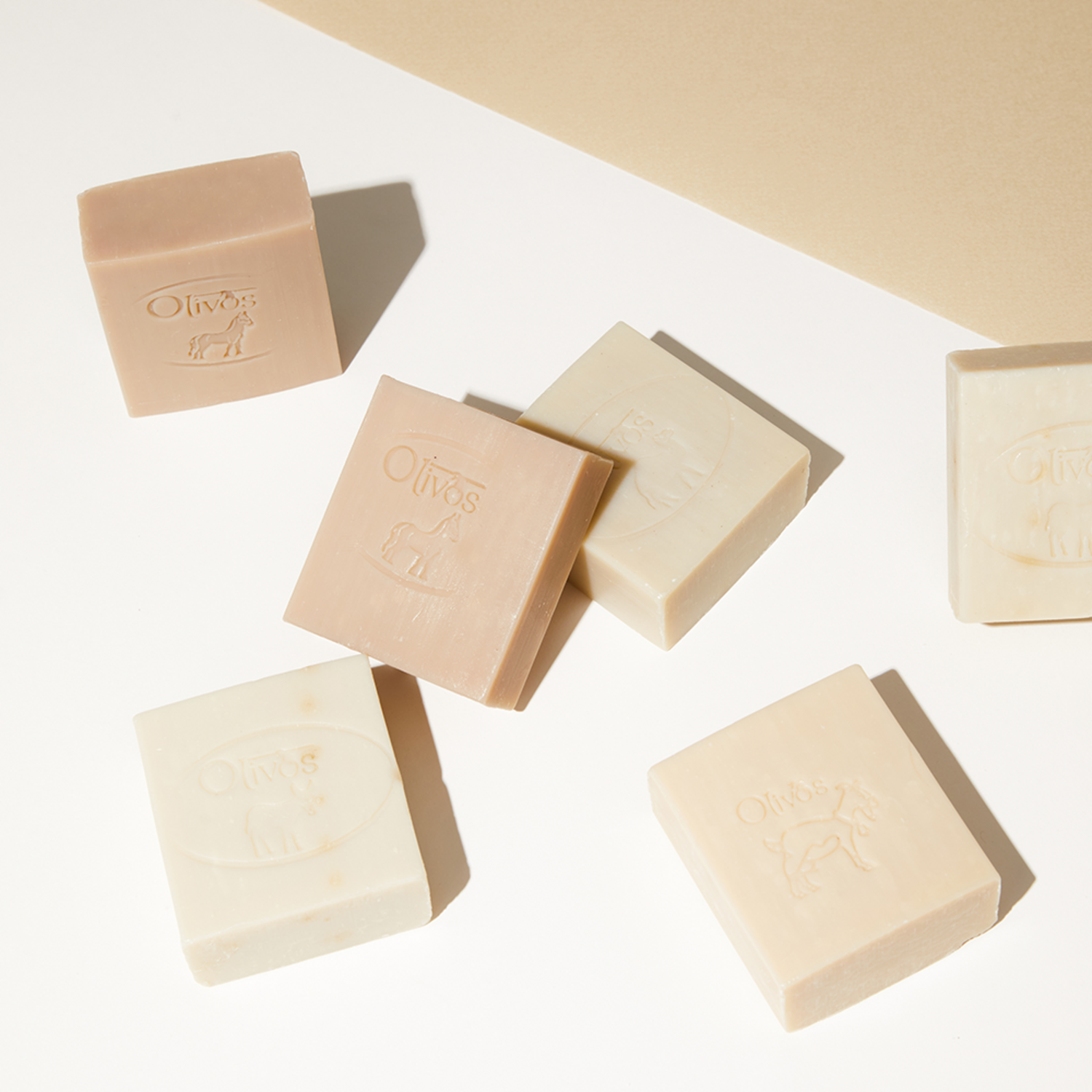 올리보스 엑스트라 버진 올리브 오일 고트 밀크 솝으로 진정하고 보습된 피부를 되찾으세요.