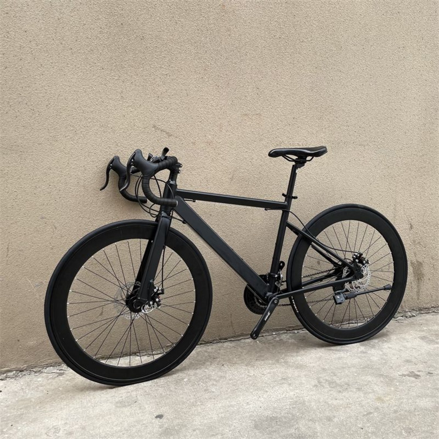 고성능 하이브리드 바이크: 트렉 바이시클로 도로 위를 활보하세요