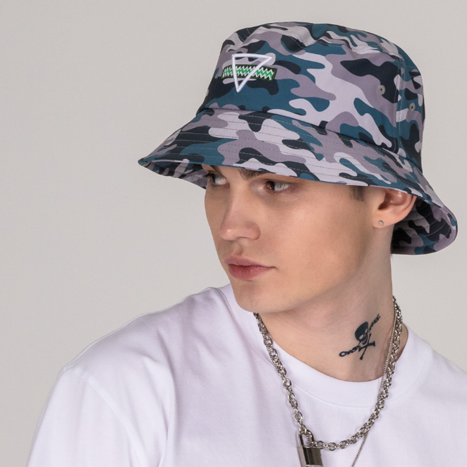 터콰이즈 빛으로 물든 자유로운 영혼을 위한 밀리터리 스타일