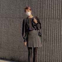 큐니걸스 차르 핀턱 퍼프 숄더 블라우스