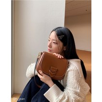 23SS [로젤라칠링레더] 브라운 레더 플랩형 새들백 JABA3E441W2