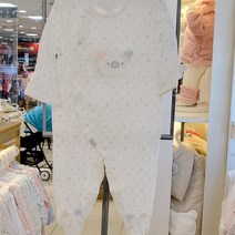 압소바 2001분당점 80%세일 부들부들한 뱀부 대나무 소재의 원단으로 귀엽고 앙증맞은 돼지 패턴의 우주복 이월상품 핫세일 신생아 여아 남아 공용 우주복 선물 추천