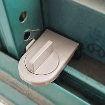 중문 잠금 장치 고정 아파트 방범창 샷시 부속 방충망 미닫이문 창틀 스토퍼 창문 걸쇠 창문락 샤시 윈도우락 슬라이딩도어 베란다문 시건 창문틀 열림방지 무타공 안전 고리 이중 갈색