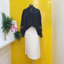 [베네통] 로고 자수 볼륨 블라우스 BABL08141