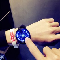 남여공용 패션 커플시계 같은 시계를 착용한 남학생 여학생 커플의 블랙테크 패션 led터치 야광전자시계