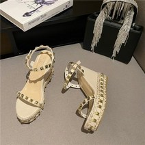 라탄 샌들여성 여름샌들명품샌들 웨지힐 여성여름신발웨딩슈즈 통굽샌들 플랫폼 샌들 리벳 로마 여성 하이힐 버클 스트랩 금속 등나무 직조 웨지 신발 여성용 비치 지팡이 오픈 토 프