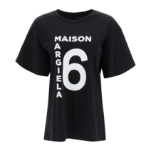 메종마르지엘라 MM6 마르지엘라 그래픽 로고 프린트 반팔 티셔츠 S52GC0249 S24311 900