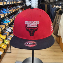 NBA 남여공용 시카고 불스 CHI 로고 아웃라인 입체감 있는 자수 챙 배색 포인트 레드 칼라 깔끔한 스냅백 모자