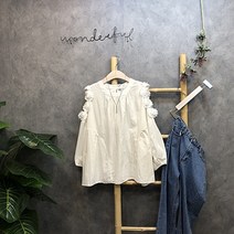 라임브릿지 입체 플라워 코사지 어깨 트임 블라우스