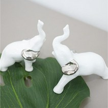 동남아 여행사 사무실 선반 장식 하얀코끼리 카페