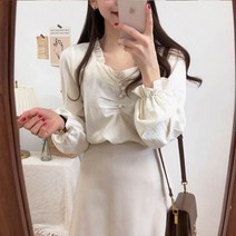 [랜덤플레이] 프릴 스퀘어 보트넥 버튼 블라우스