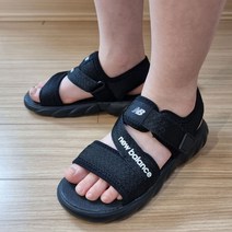 뉴발란스 유아샌들 푹신한 풋베드로 가볍고 편한 착화감 아동신발 사이즈조절 벨크로 핏감 조절 가능 주니어슈즈 블랙