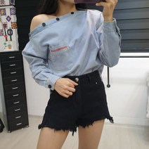드레스홀릭 단추 오픈 숄더 데님 블라우스