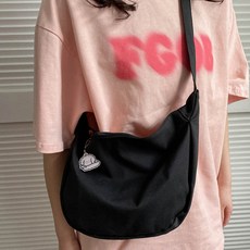 Elsso 純色半月鑰匙圈斜背包, 黑色